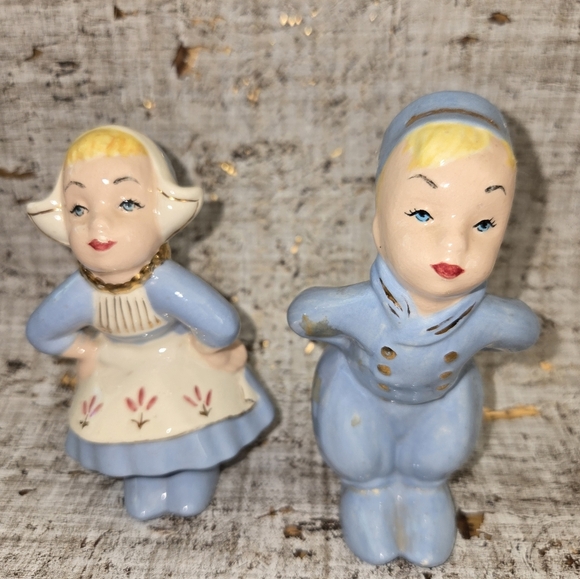Vintage Porcelain Dutch Kissing Boy and Girl Figurine Set By Hollamd Mold - Picture 2 of 5
